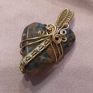 *Holiday Sale* 🇨🇦 NWT Handcrafted Heart Shaped Stone Pendant